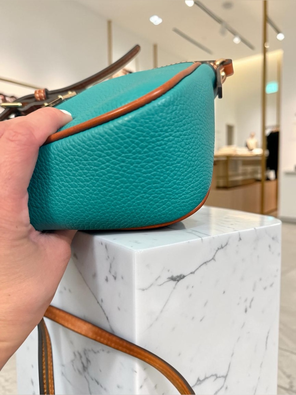🌿 Dooney & Bourke Pebble Grain East West Pocket Crossbody – Spearmint /Like New! - Picture 5 of 7